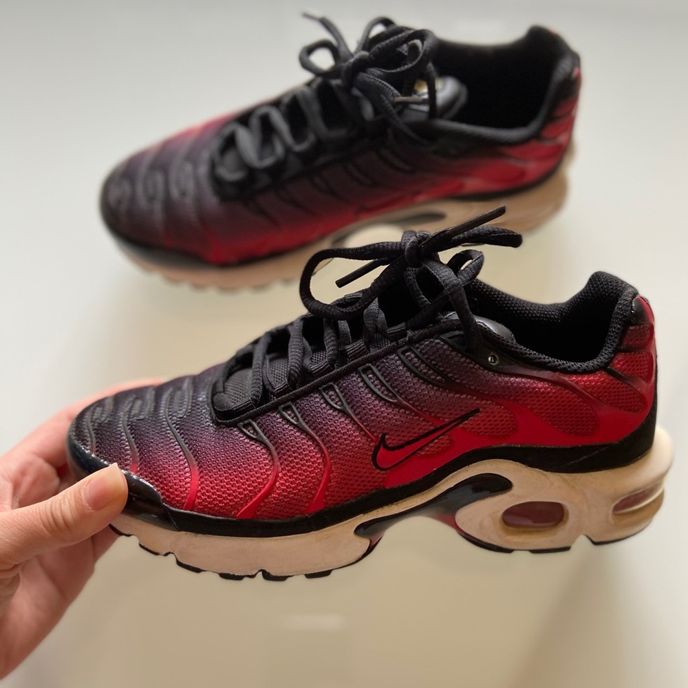 Air max plus red and black